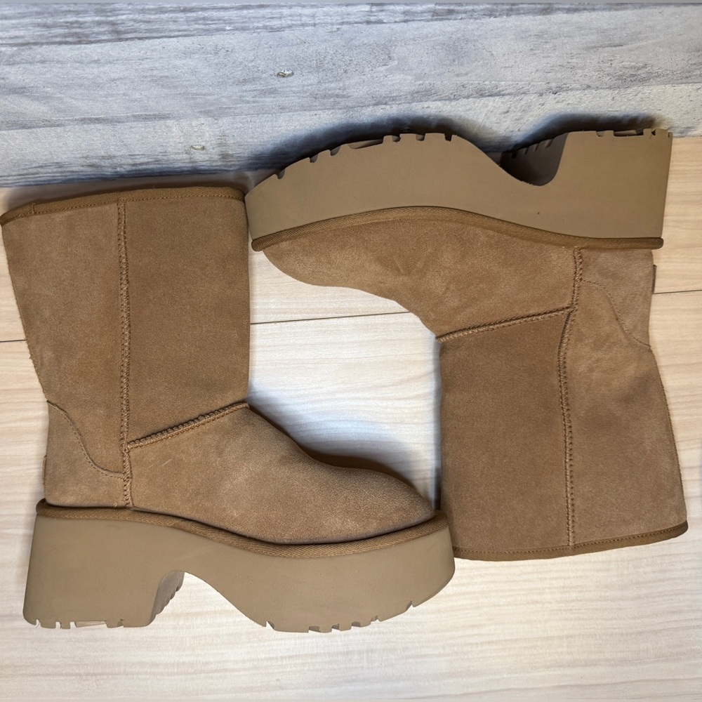 UGG NWT
Women's Classic Short New Heights Booties - Picture 11 of 16